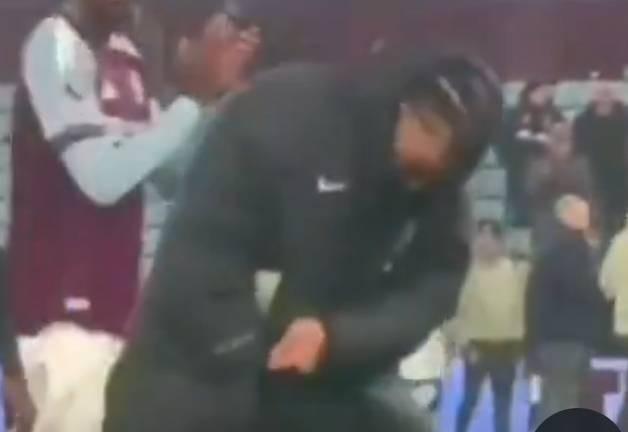 炸金花游戏下载-首回合维拉球员在蓝桥庆祝，古斯托今天做出同款动作“报仇”